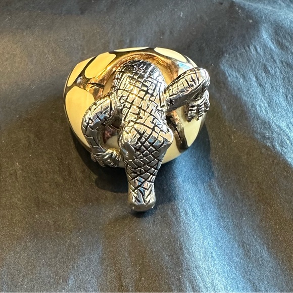 This unique one-of-a-kind alligator ring. - Picture 4 of 6